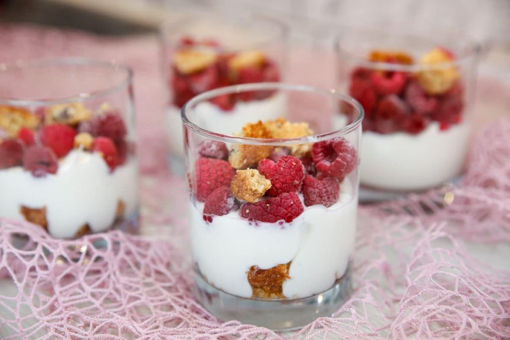 Dessert im Glas mit Himbeeren und Cookies