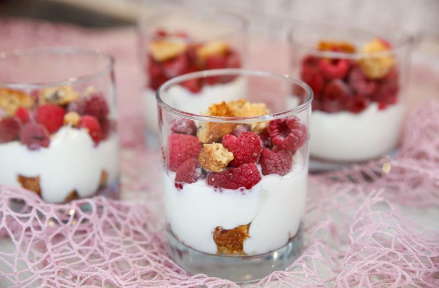 Dessert im Glas mit Himbeeren und Cookies