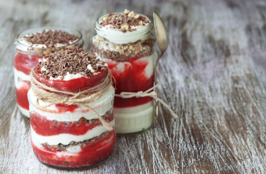 Dessert im Glas mit Himbeeren und Quark