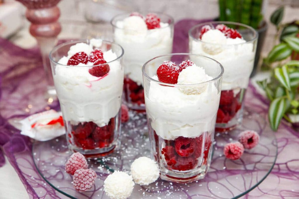 Dessert im Glas mit Raffaellocreme und Himbeeren