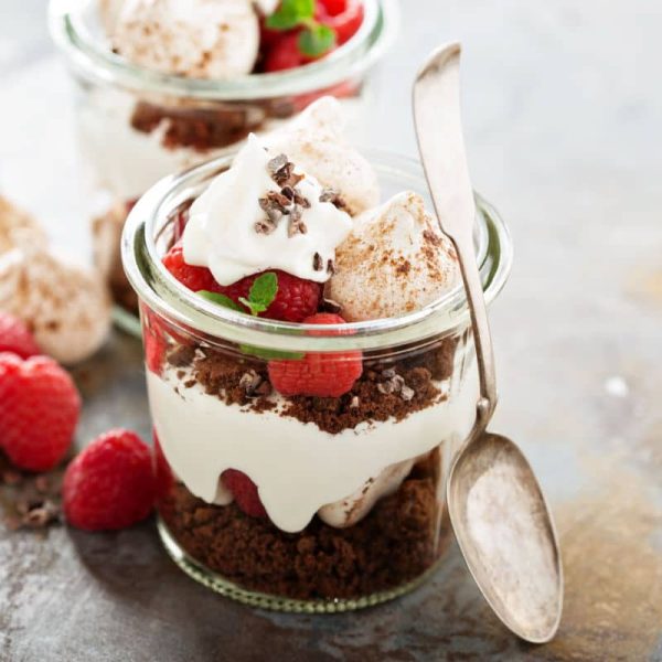 Dessert im Glas mit Schokokuchen, Himbeeren und Mascarpone
