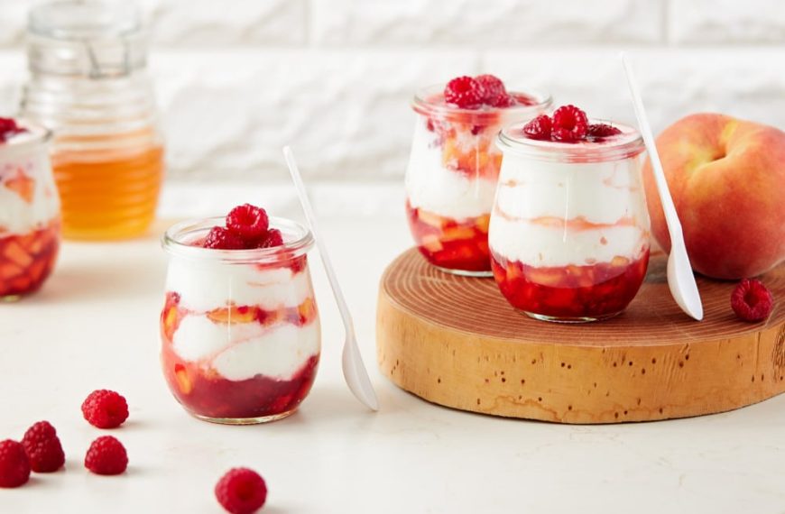 Dessert mit Himbeeren und Pfirsichen – Joghurt Dessert mit Früchtepüree