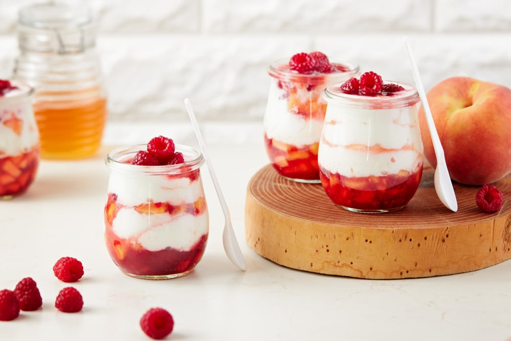 Dessert mit Himbeeren und Pfirsichen - Joghurt Dessert mit Früchtepüree