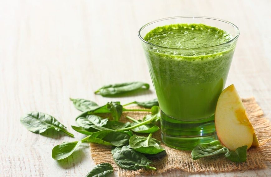 Detox Smoothie mit Spinat, Apfel und Sellerie zum Frühstück