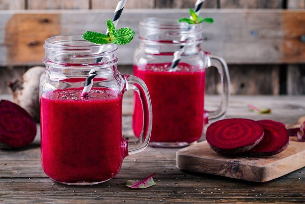 Detox Smoothie mit roter Beete, Ingwer, Apfel und Karotte