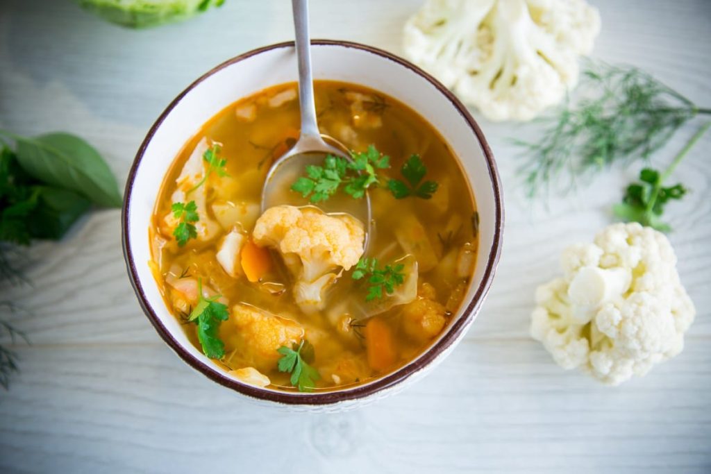 Dicke Blumenkohlsuppe mit Gemüse und Fleisch
