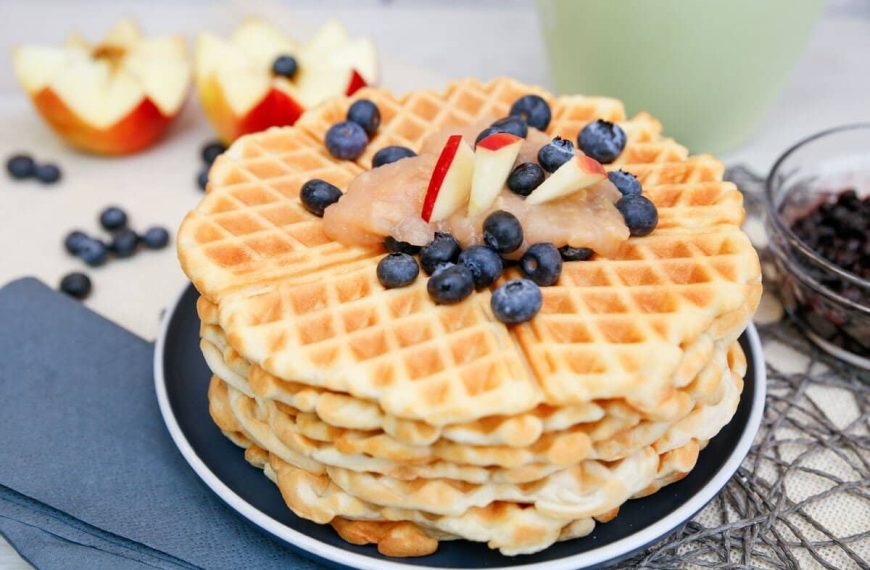 Dinkelwaffeln mit Milch, Apfelmus und Beeren