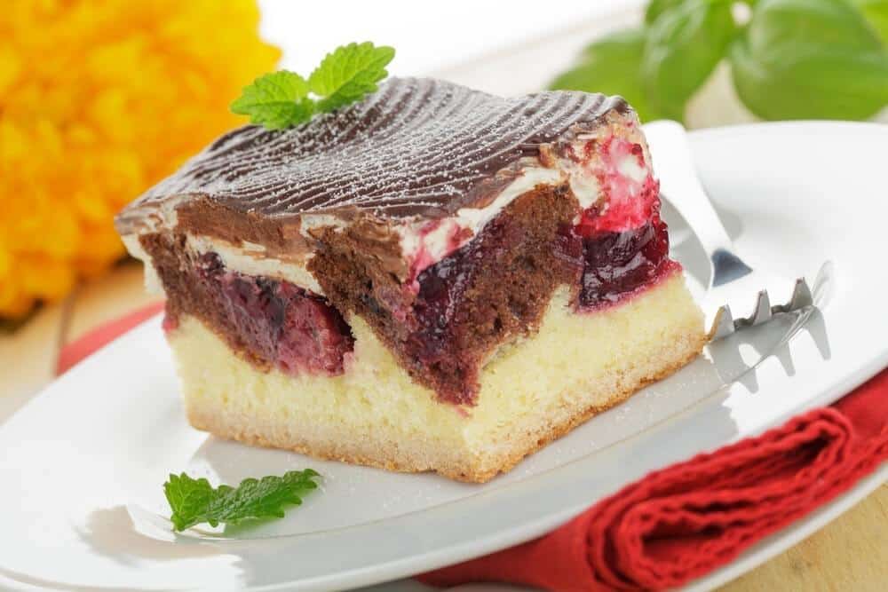 Donauwelle Torte mit Kirschen und Schokolade
