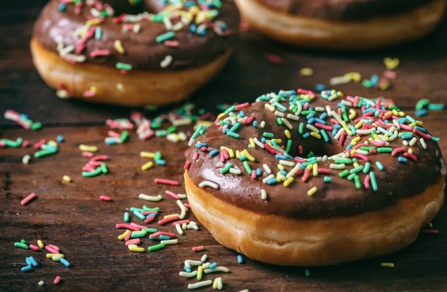 Donuts mit Schokolade und Zuckerstreuseln zum Fasching