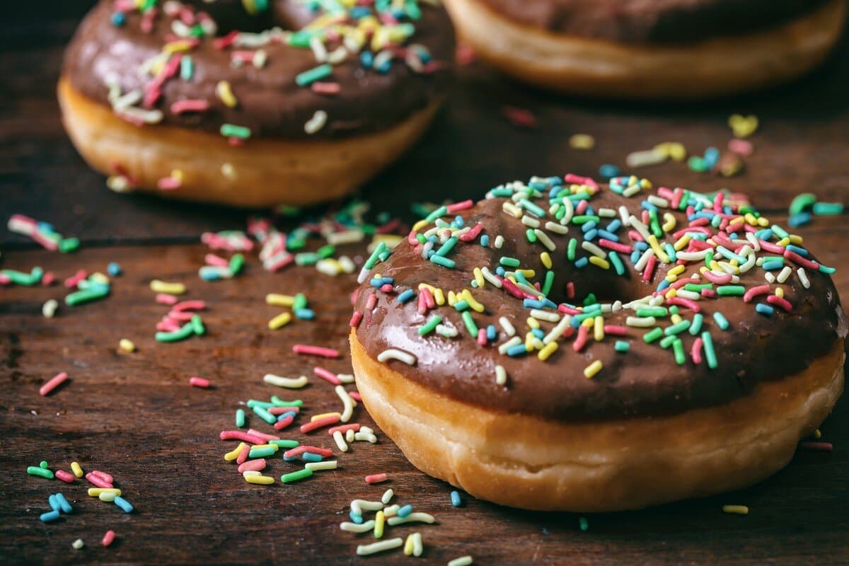 Donuts mit Schokolade und Zuckerstreuseln zum Fasching