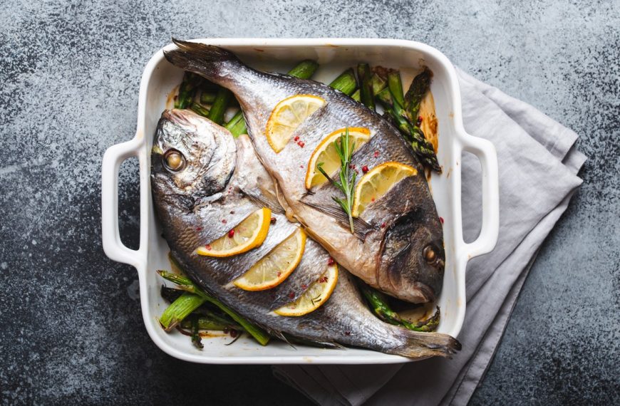 Dorade im Backofen mit Olivenöl und grünem Spargel