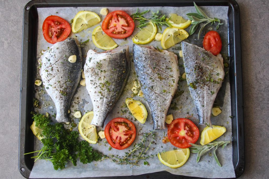 Dorade mit Knoblauch und Kräutern im Backofen