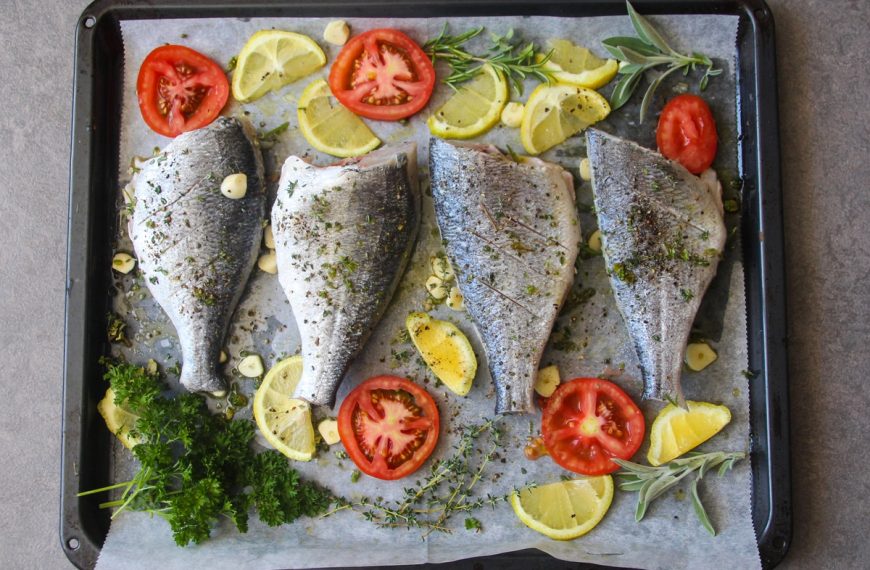 Dorade mit Knoblauch und Kräutern im Backofen