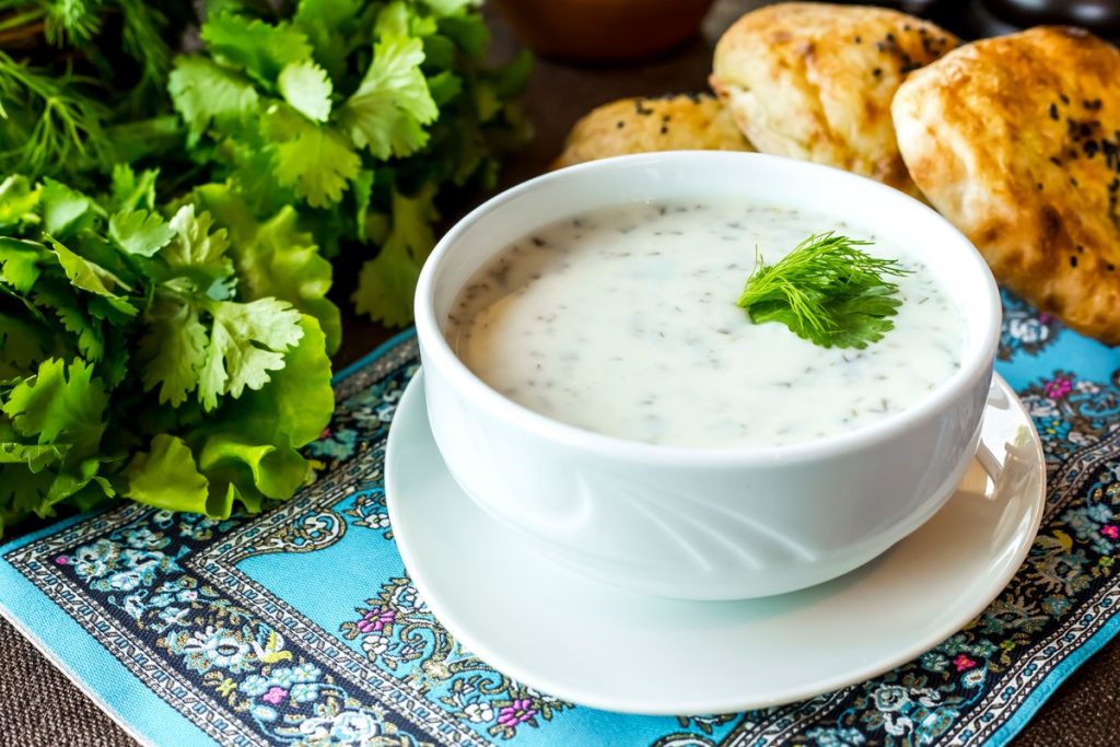 Dovga - erfrischende Spinatsuppe mit Kräutern und Joghurt
