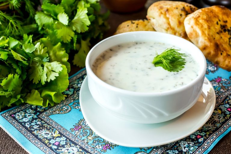 Dovga - erfrischende Spinatsuppe mit Kräutern und Joghurt