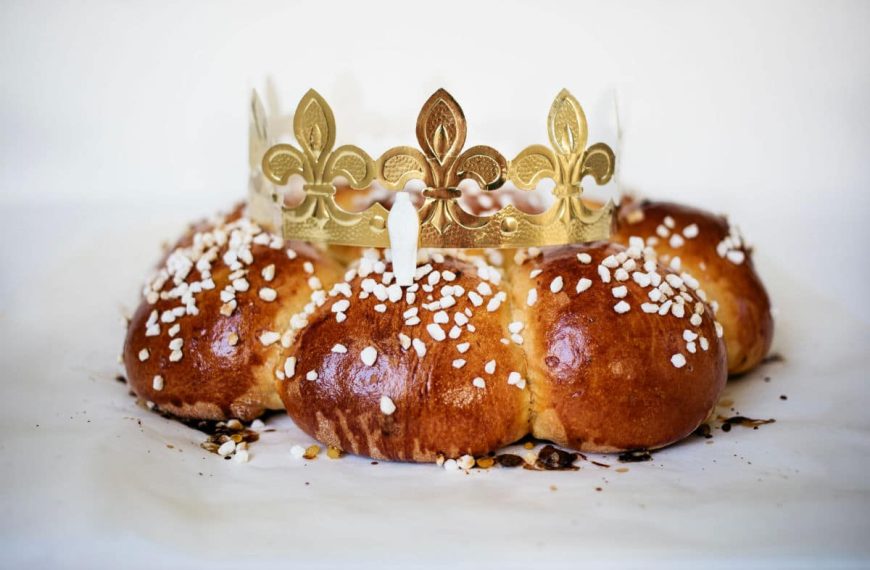 Dreikönigskuchen aus Hefeteig mit Rosinen und Hagelzucker