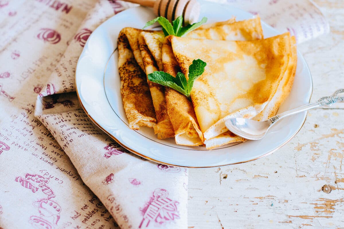 Dünne Pfannkuchen mit Mineralwasser und Milch