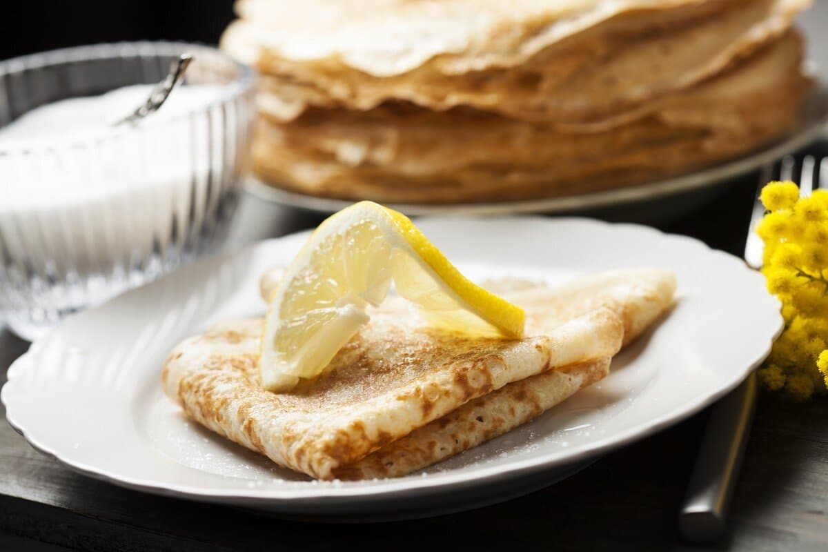 Dünne und unglaublich zarte französische Crêpes mit Zitrone