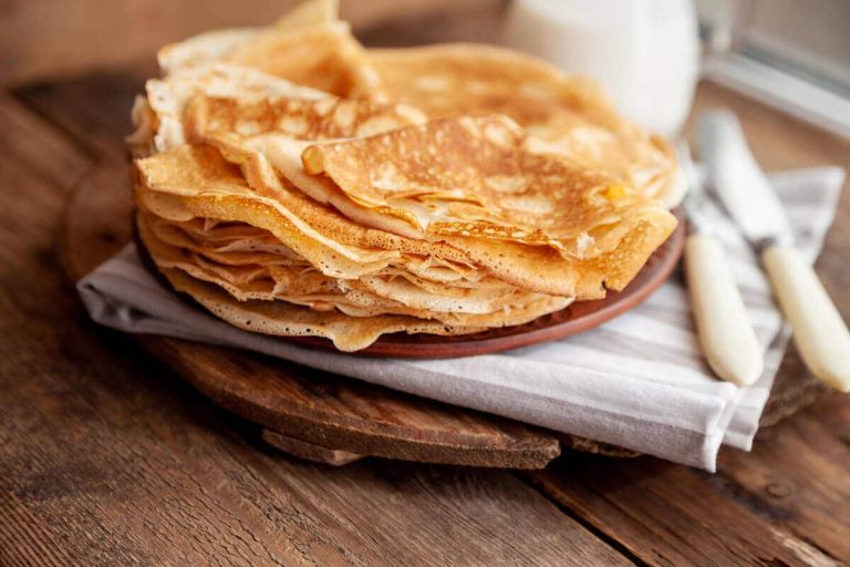 Dünne und zarte Pfannkuchen mit Eiern und Milch