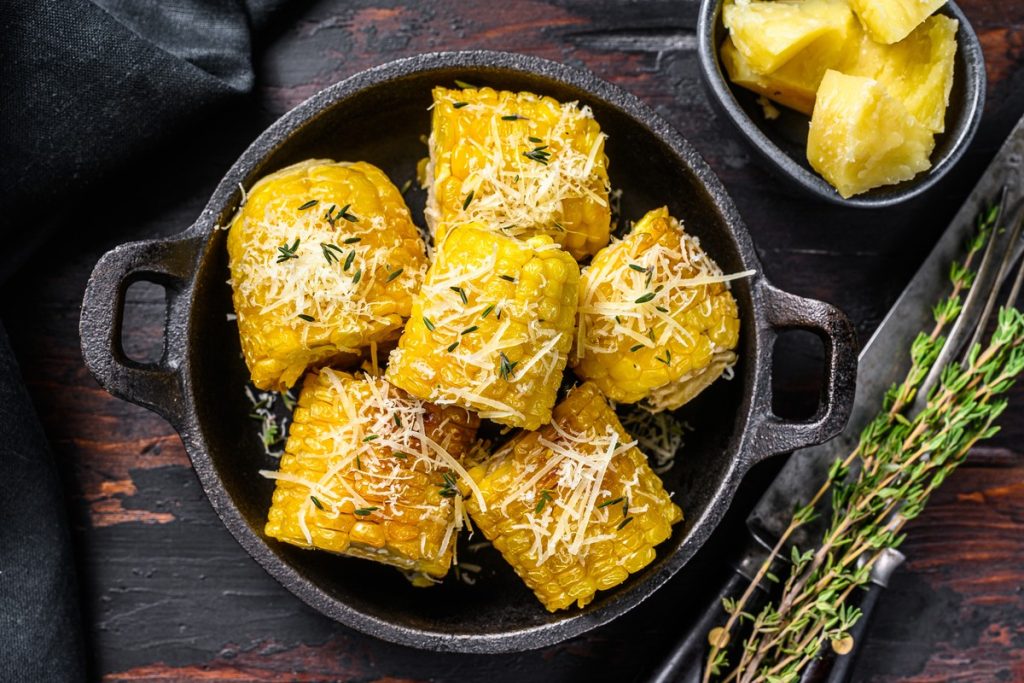 Duftende Maiskolben mit Knoblauchöl aus dem Backofen