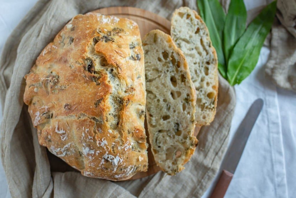 Duftendes Bärlauchbrot mit Kräutern aus Hefeteig