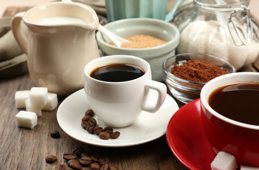 Dunkler Schokoladenkaffee mit Instantkaffee