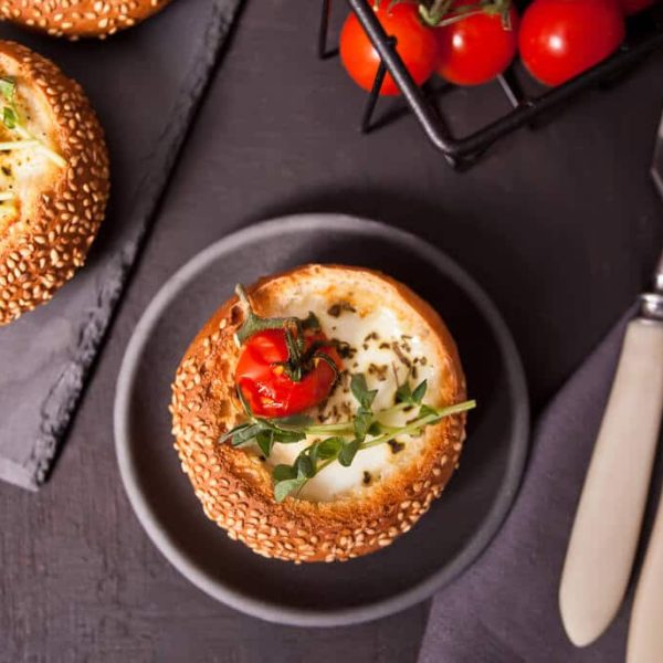 Ei im Brötchen mit Käse überbacken