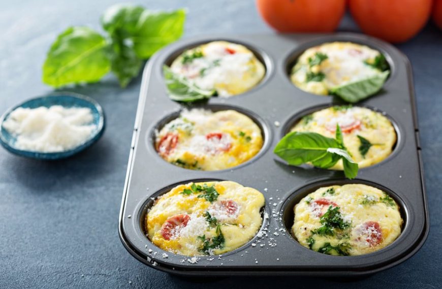 Eier Muffins mit Tomaten und Basilikum