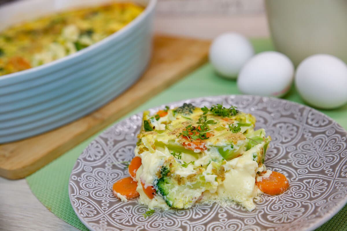 Eier Omelett mit Brokkoli und Karotten aus dem Backofen