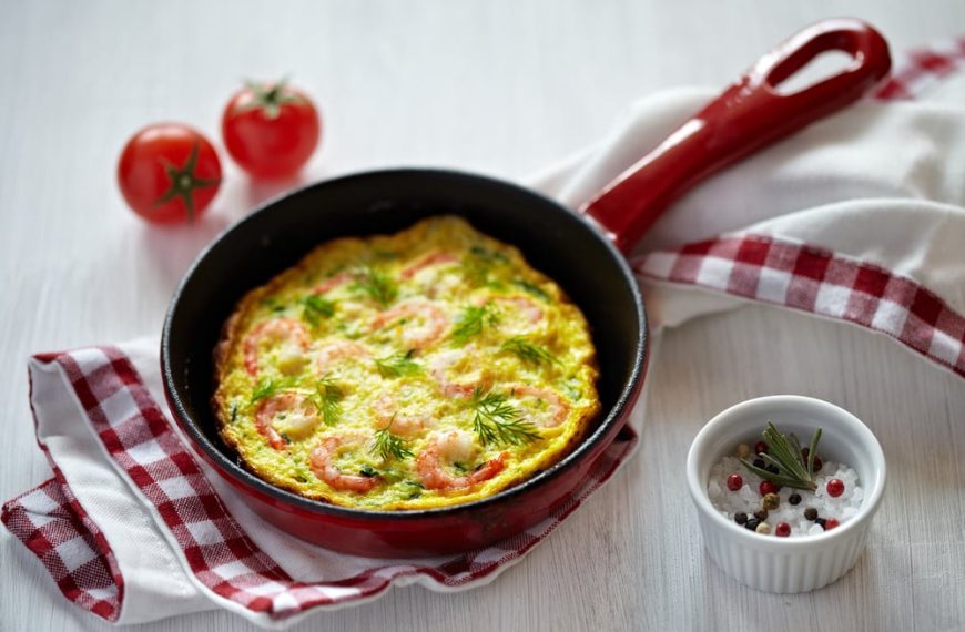 Eier Omelett mit Garnelen und Porree zum Frühstück