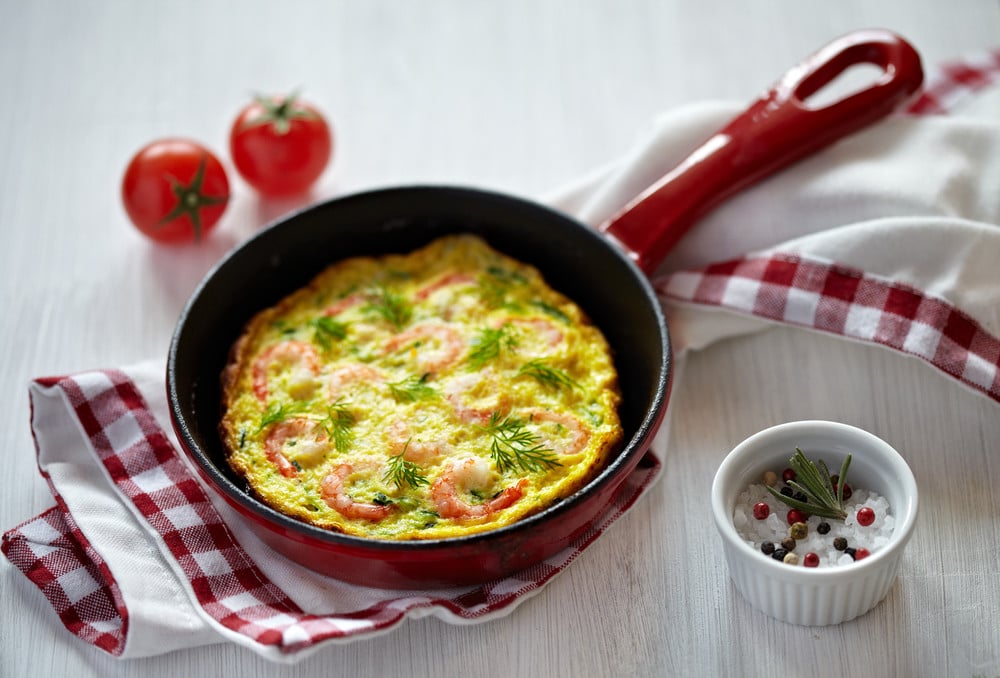 Eier Omelett mit Garnelen und Porree zum Frühstück