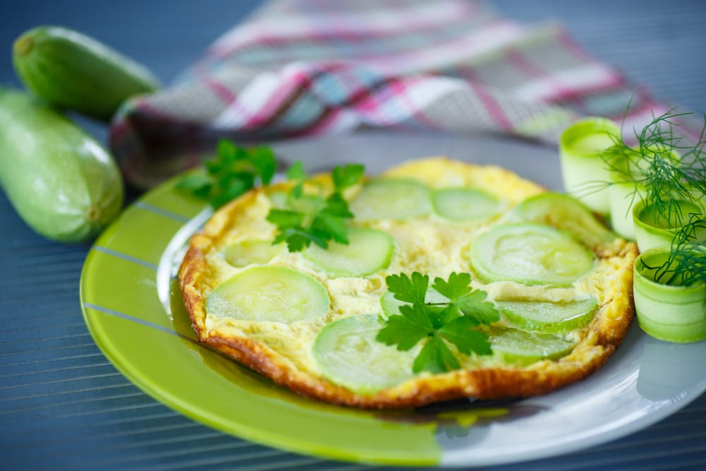 Eier Omelett mit Zucchini und Knoblauch