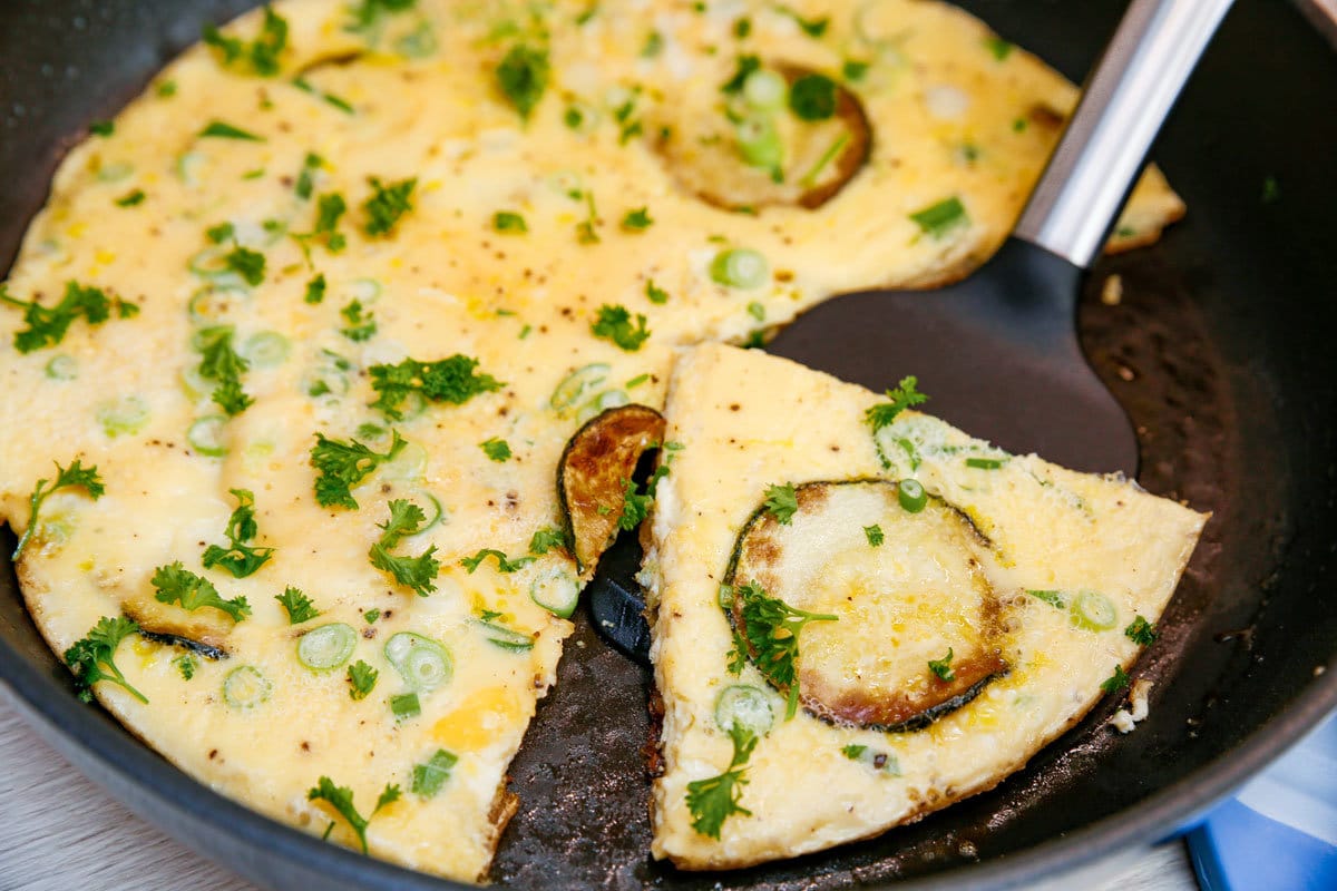 Eier Omelett mit Zucchini und Kräutern