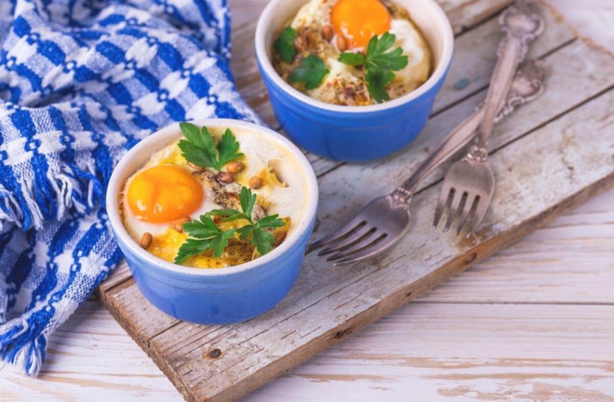 Eierauflauf mit Champignons und Kräutern – Frühstücksidee