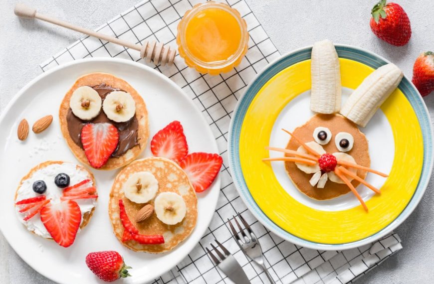 Eierkuchen Pancakes mit Erdbeeren und Bananen – Osterbrunch