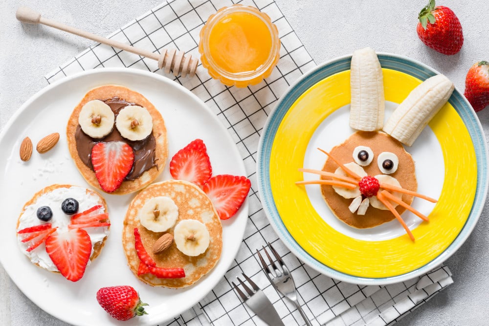 Eierkuchen Pancakes mit Erdbeeren und Bananen - Osterbrunch