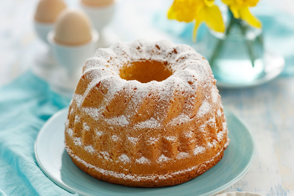 Eierlikörkuchen im Gugelhupf mit Zitrone zu Ostern