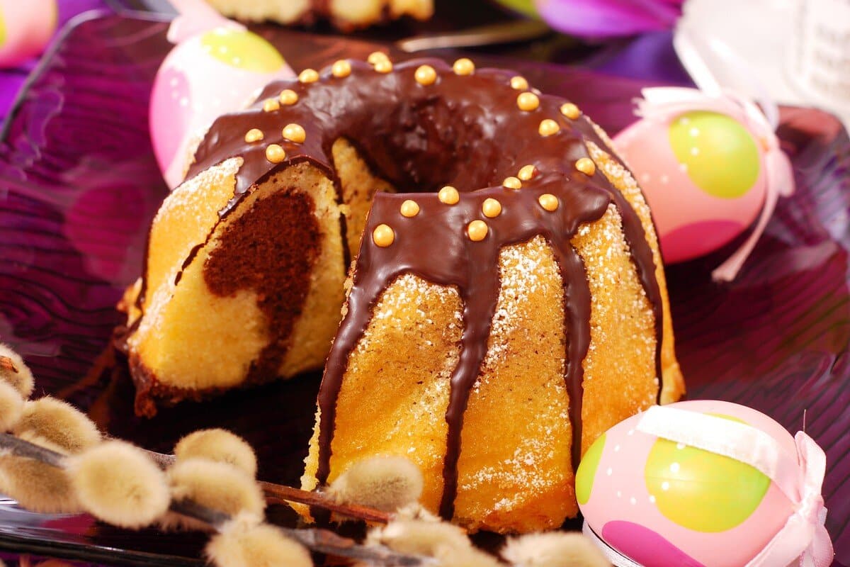 Eierlikörkuchen mit Kakao und Schokolade im Gugelhupf