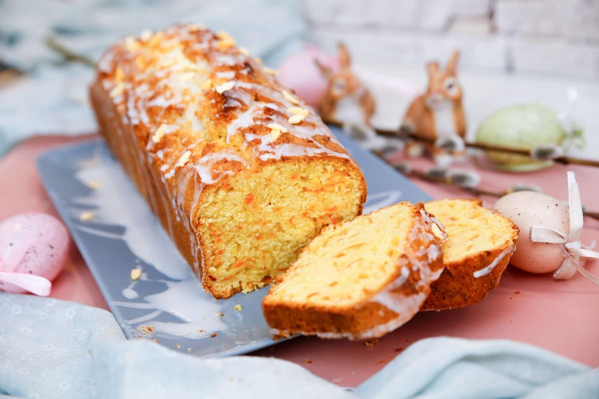 Eierlikörkuchen mit Karotten und Zuckerguss