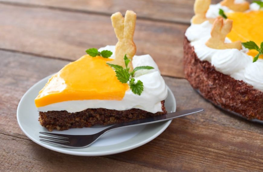 Eierlikörkuchen mit Mandeln, Schokolade und Sahnecreme