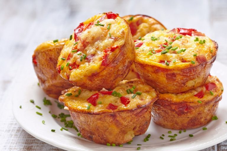 Eiermuffins mit Schinken, Tomaten und Käse
