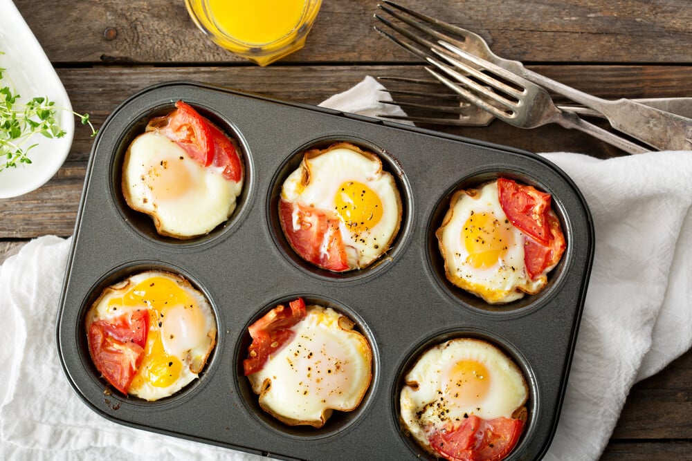 Eiermuffins mit Schinken und Tomaten im Ofen