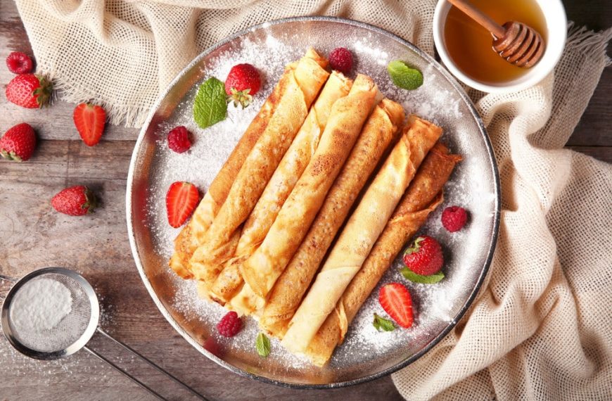 Eierpfannkuchen mit Milchmädchencreme, Erdbeeren und Puderzucker