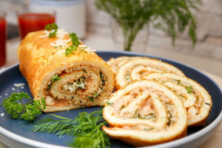 Eierrolle mit Käse, Knoblauch und Kräutern