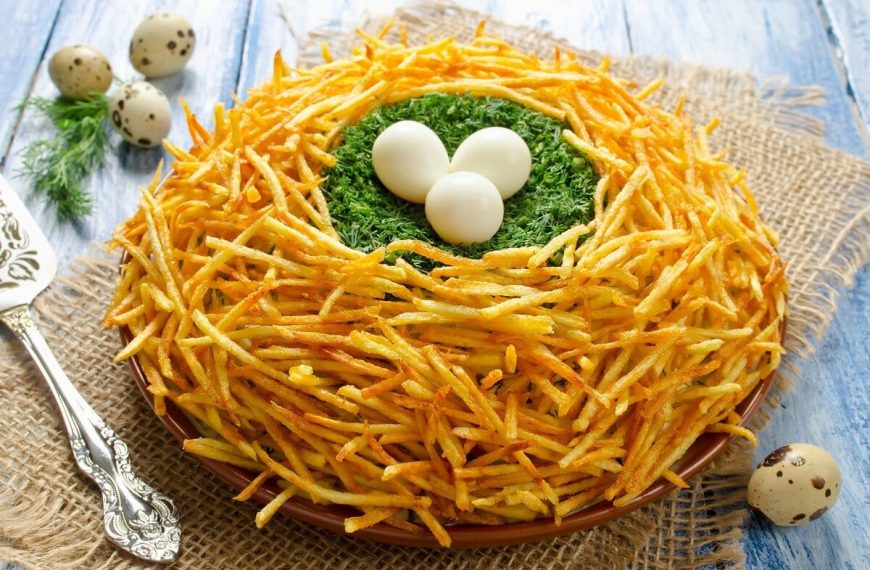 Eiersalat Osternest mit Chips – Einfacher Salat für Ostermenü
