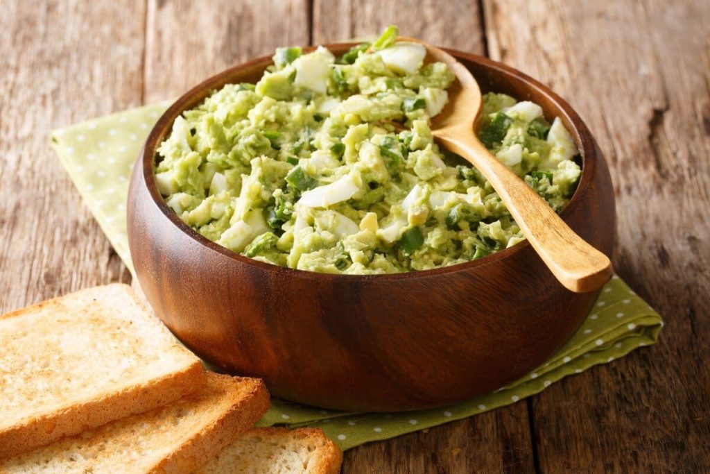 Eiersalat mit Avocado und Frühlingszwiebeln