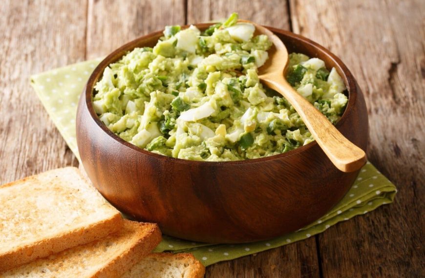 Eiersalat mit Avocado und Frühlingszwiebeln