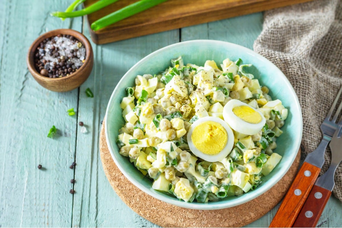 Eiersalat mit Erbsen und Schnittlauch – Schnelles Eiersalat Rezept
