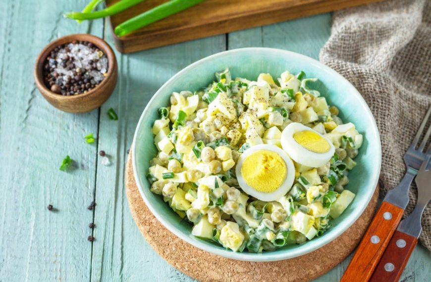 Eiersalat mit Erbsen und Schnittlauch – Schnelles Eiersalat Rezept