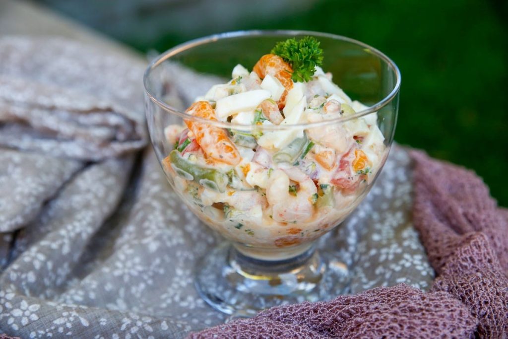 Eiersalat mit Garnelen, Mandarinen, Tomaten und Bohnen